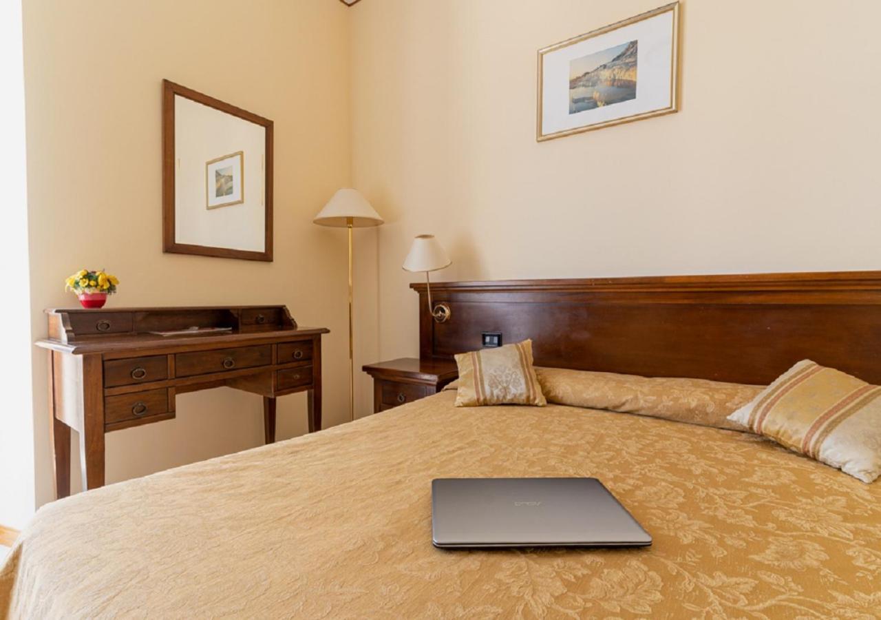 Hotel Villa Delle Rose โอริสตาโน ภายนอก รูปภาพ