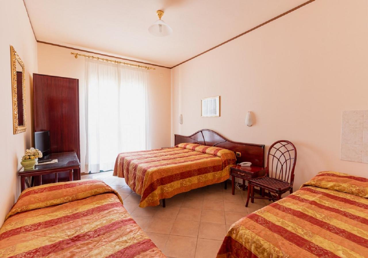 Hotel Villa Delle Rose โอริสตาโน ภายนอก รูปภาพ