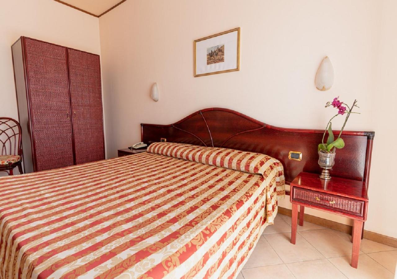 Hotel Villa Delle Rose โอริสตาโน ภายนอก รูปภาพ