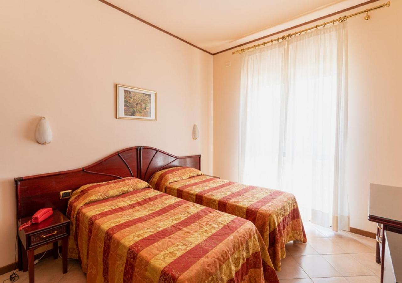 Hotel Villa Delle Rose โอริสตาโน ภายนอก รูปภาพ
