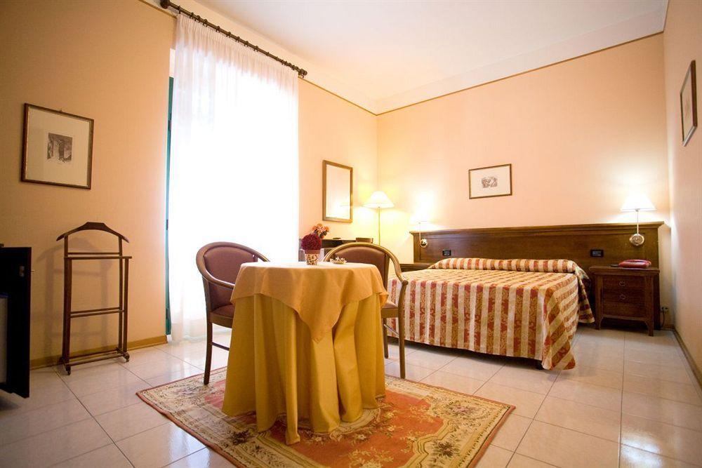 Hotel Villa Delle Rose โอริสตาโน ภายนอก รูปภาพ