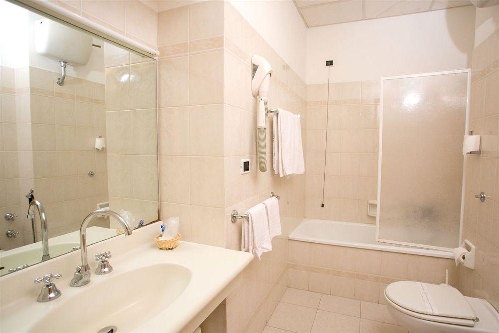 Hotel Villa Delle Rose โอริสตาโน ภายนอก รูปภาพ